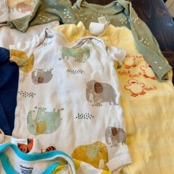 18 Baby Clothes Lot 0-3 Months Bodysuits Sleepers Onesies Neutral Patterns Mix - Picture 3 of 7
